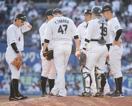 ロッテ対楽天　マウンドに集まるロッテナイン（撮影・中島郁夫）