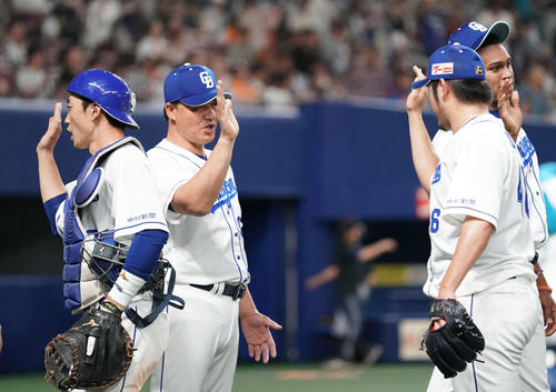 試合終了、鈴木博志とタッチを交わす与田監督（撮影・森本幸一）