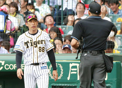 阪神対広島　9回表、矢野監督は主審に交代を告げる（撮影・上山淳一）