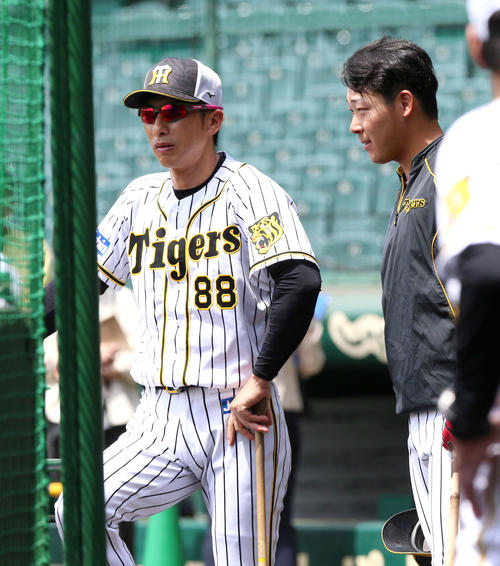 試合前、大山（右）と話す矢野監督（撮影・上山淳一）