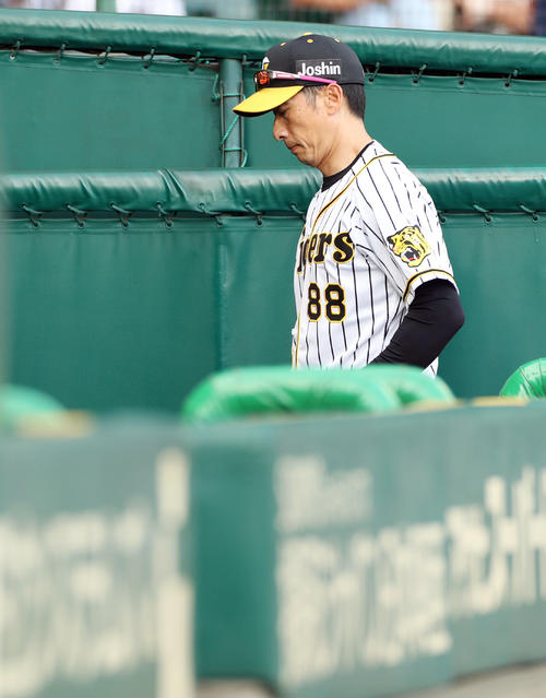 広島に3連敗し、厳しい表情で引き揚げる阪神矢野監督（撮影・前田充）