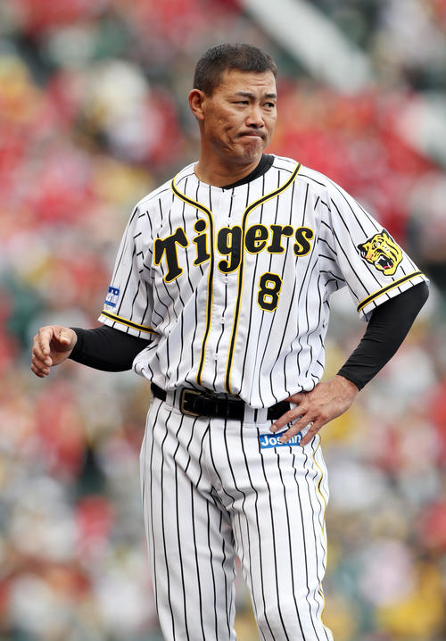 6回裏阪神2死一、二塁、二ゴロに倒れ厳しい表情を見せる福留（撮影・前田充）