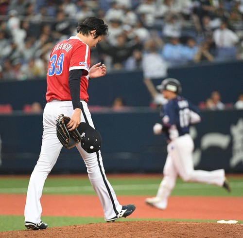 オリックス対西武　7回表西武1死満塁、森友哉に満塁本塁打を浴びた小林慶祐（撮影・渦原淳）