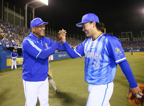 ヤクルト対DeNA　完封勝利を挙げたDeNA浜口（右）はラミレス監督の出迎えに笑顔を見せる（撮影・足立雅史）