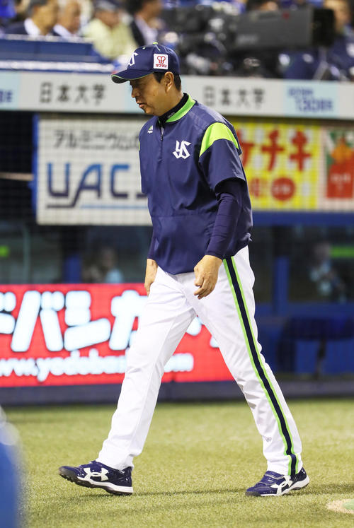 ヤクルト対DeNA　交代を告げベンチに戻るヤクルト小川監督（撮影・足立雅史）
