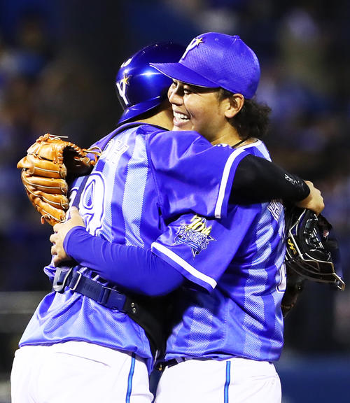 完封勝利を挙げたDeNA浜口（右）は捕手伊藤光と抱き合い喜ぶ（撮影・足立雅史）