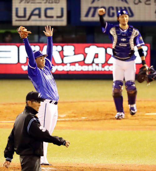 9回裏ヤクルト2死満塁、川端を左飛に仕留めて完封勝利を挙げた浜口はバンザイ（撮影・浅見桂子）