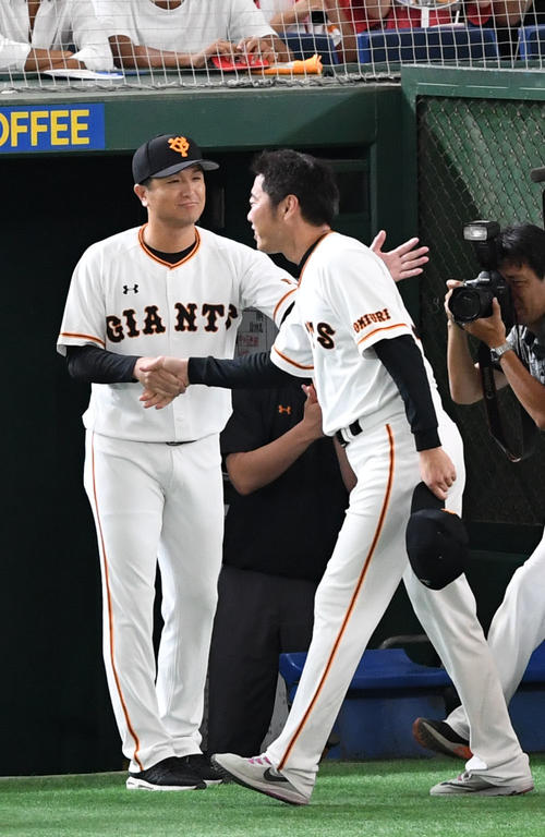 18年7月、日米通算100勝100ホールド100セーブを達成して高橋監督と握手
