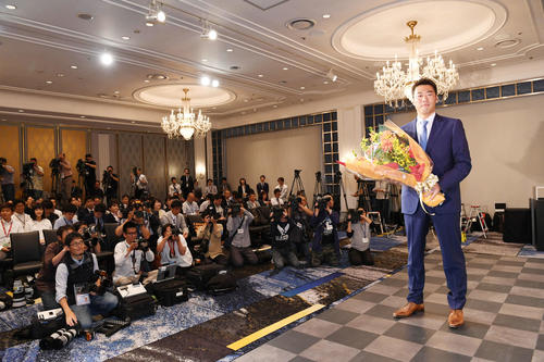 引退会見で花束を手にする巨人上原（撮影・山崎安昭）
