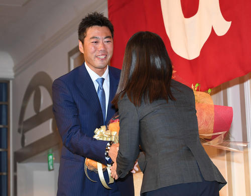 引退会見で花束を贈られる巨人上原（撮影・山崎安昭）