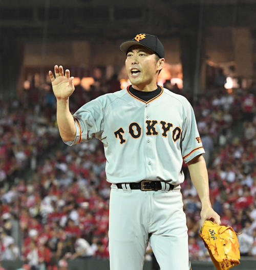 巨人上原は日米通算100勝100セーブ100ホールドを達成しナインを出迎える（2018年7月20日）