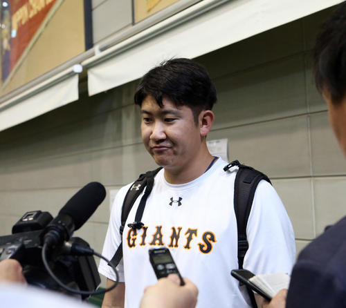 菅野は練習後、現役引退を表明した上原について、渋い表情で話をする（撮影・狩俣裕三）