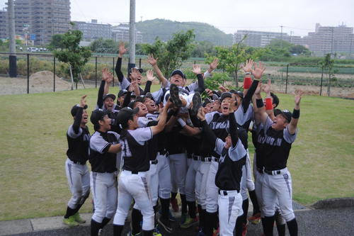 福岡6大学野球春季リーグ　九産大対九共大　春6連覇を成し遂げた九産大ナインが大久保哲也監督を胴上げする（撮影・浦田由紀夫）