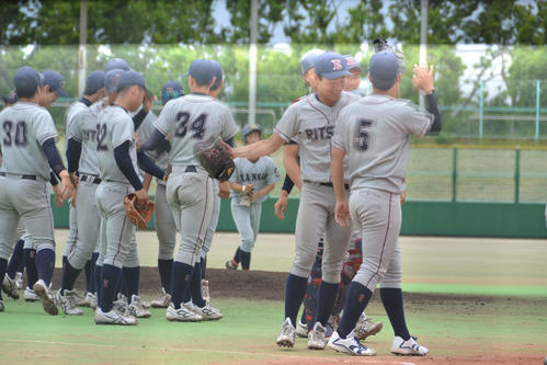 勝利を喜ぶ立命大ナイン（撮影・望月千草）