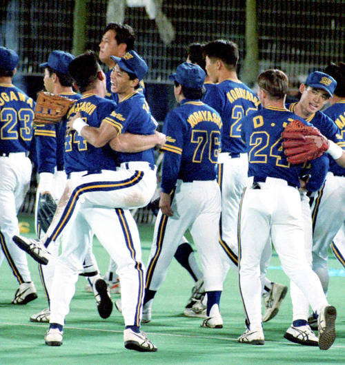 パ・リーグ優勝を果たし、田口壮と抱き合って喜ぶ高橋智（左から3人目）。右端はイチロー（1995年9月19日撮影）