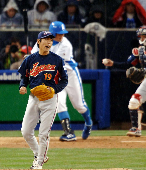 WBC準決勝の韓国戦で崔熙渉（チェ・ヒソプ）を三振に取り雄たけびをあげる上原浩治（2006年3月18日撮影）
