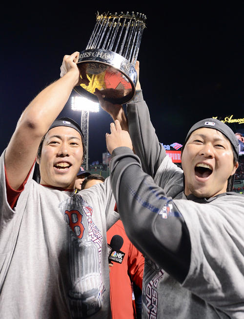 ワールドシリーズを制しトロフィーを掲げるレッドソックス上原浩治（左）と田沢純一（2013年10月30日撮影）