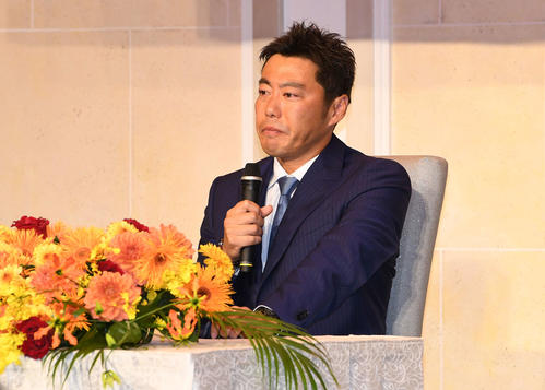 引退会見で涙を流す巨人上原（撮影・山崎安昭）