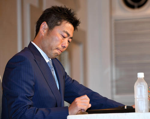 引退会見で感極まる巨人上原（撮影・山崎安昭）