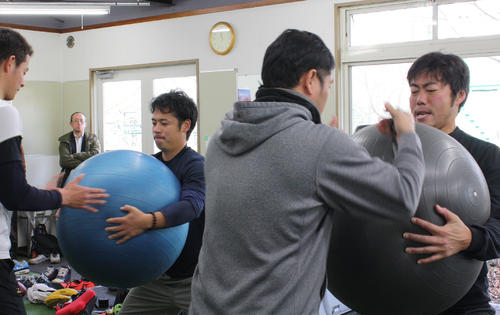 16年1月、合同で自主トレをするレッドソックス上原（右）とヤクルト小川