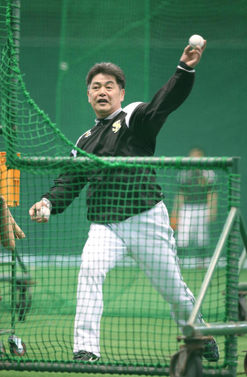 打撃投手を務めた工藤監督（撮影・梅根麻紀）