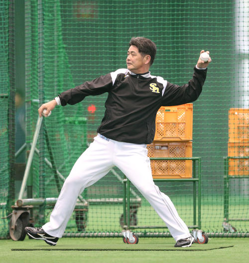打撃投手を務めた工藤監督（撮影・梅根麻紀）