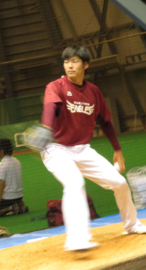 ブルペンで投球練習を行った楽天塩見