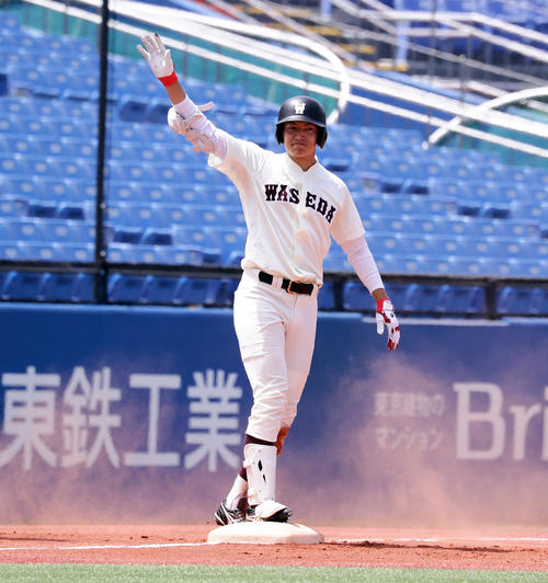 早大対法大　1回表早大2死二塁、加藤は右越え先制三塁打を放ち、手を上げる（撮影・浅見桂子）