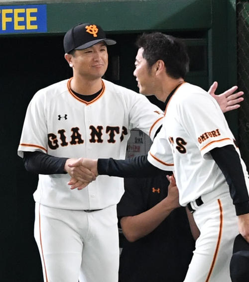 18年7月、日米通算100勝100ホールド100セーブを達成して高橋監督と握手