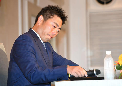 引退会見で感極まる巨人上原（撮影・山崎安昭）