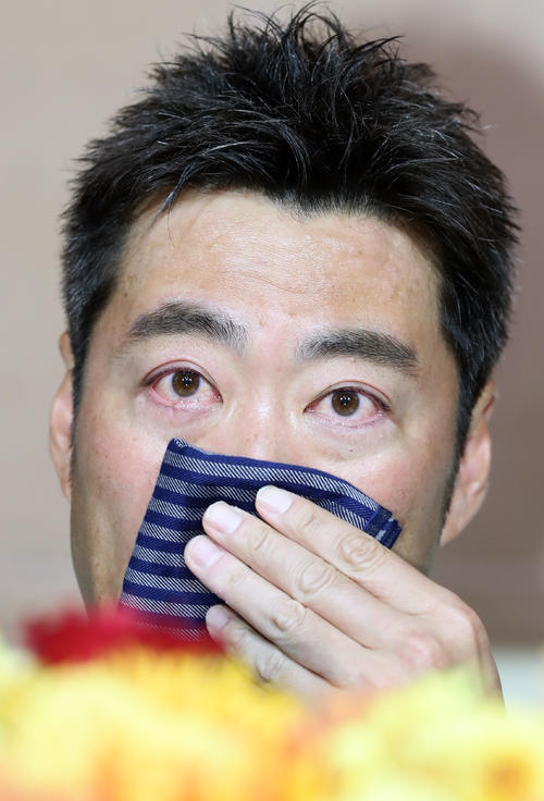引退会見に臨んだ巨人上原は一筋の涙をぬぐいがら思いを語る（撮影・浅見桂子）
