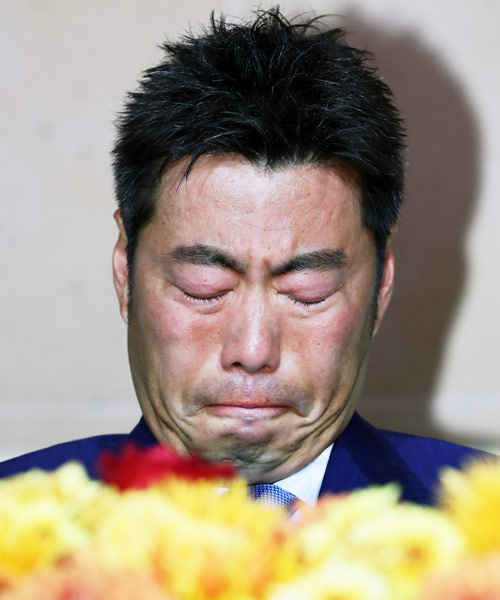 引退会見で涙する巨人上原（撮影・浅見桂子）