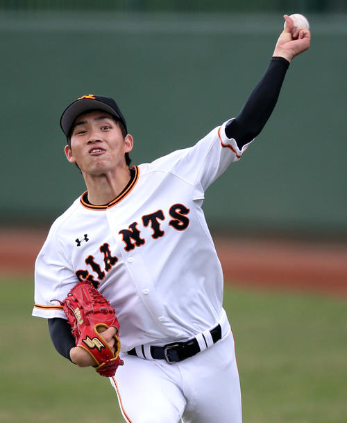ジャイアンツ球場での投手練習で、力強くキャッチボールをする高橋（撮影・狩俣裕三）