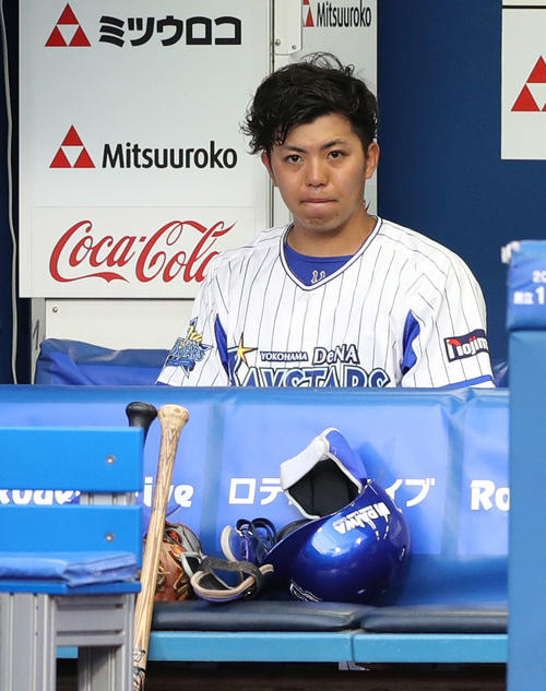 DeNA対巨人　3回裏を終え、ベンチで唇をかむ東（2019年5月6日撮影）