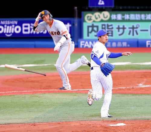 DeNA対巨人　3回表巨人2死一塁、坂本勇（左）に左越え2点本塁打を浴び、打球を見つめる東（2019年5月6日撮影）