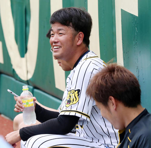 練習に参加し笑顔を見せながら水を飲む高橋遥（撮影・加藤哉）