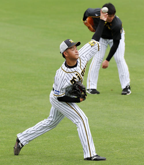 練習に参加しキャッチボールする高橋遥人（撮影・加藤哉）