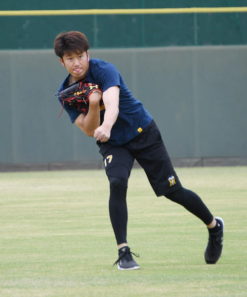 休日、キャッチボールをする岩貞（撮影・奥田泰也）