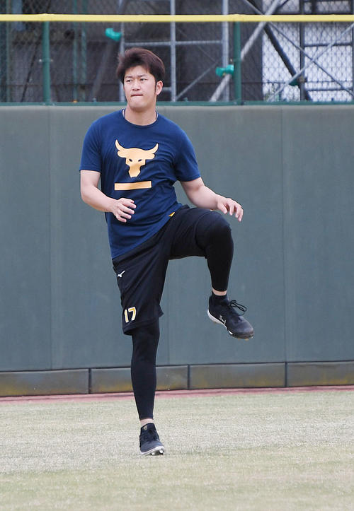 休日の鳴尾浜でトレーニングをする岩貞（撮影・奥田泰也）