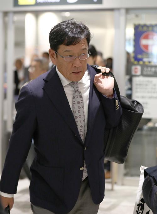 新千歳空港に到着した日本ハム栗山監督（撮影・黒川智章）