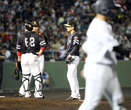 西武対ソフトバンク　5回裏西武2死満塁、森友哉に四球を与え押しだしで失点する東浜（撮影・たえ見朱実）