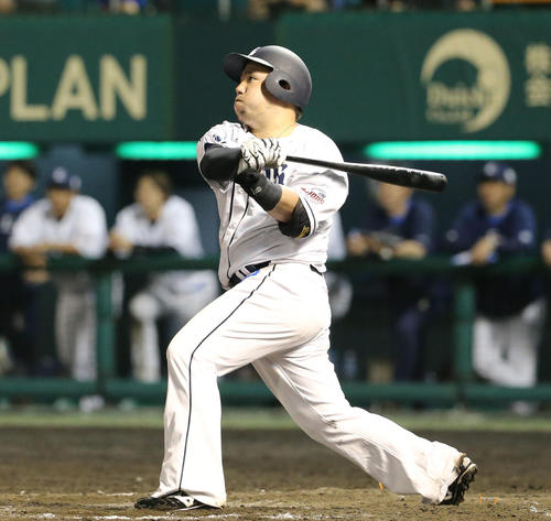 7回裏1死一、二塁、山川穂高は左越えに3点本塁打を放つ（撮影・梅根麻紀）