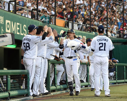 西武対ソフトバンク　2回裏西武2死一塁、中越えに先制の2点本塁打を放った栗山（撮影・たえ見朱実）