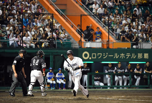 3回裏2死二、三塁、空振り三振に倒れる山川（撮影・たえ見朱実）