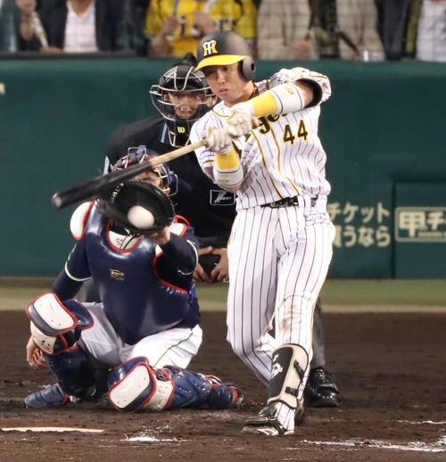 阪神対ヤクルト　4回裏阪神1死二塁、梅野は左翼線へ適時二塁打を放つ（撮影・加藤哉）
