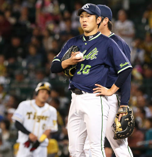 阪神対ヤクルト　4回裏阪神1死一、二塁、原（手前）は木浪に右前適時打を浴び渋い表情を浮かべる（撮影・上山淳一）