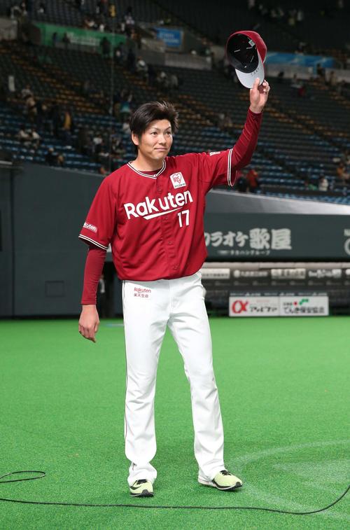 日本ハム対楽天　試合後、スタンドの声援に応える塩見（撮影・黒川智章）
