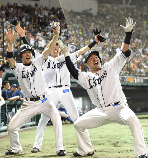 7回裏1死一、二塁、左越えに20号3点本塁打を放った西武山川（右）は「どすこい」ポーズで会場を沸かせる（撮影・たえ見朱実）