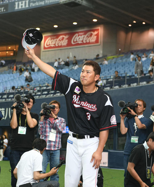 オリックス対ロッテ　ヒーローインタビューを終えた角中勝也はファンの声援にこたえる（撮影・渦原淳）
