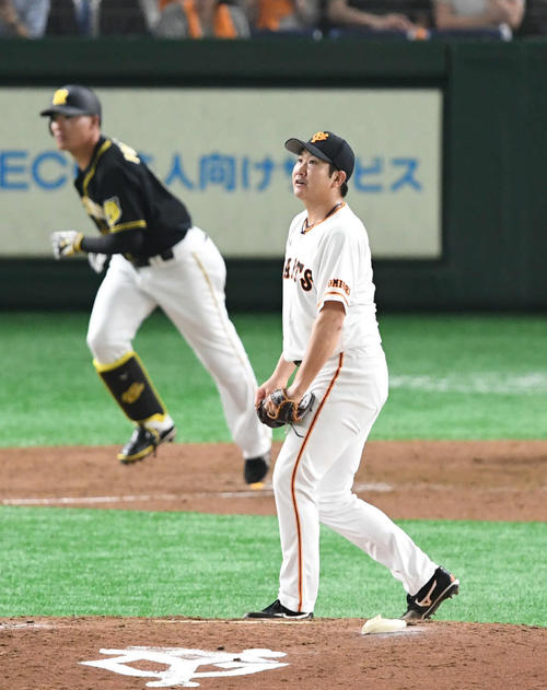福留に右越えソロ本塁打を浴びる菅野（2019年5月15日撮影）
